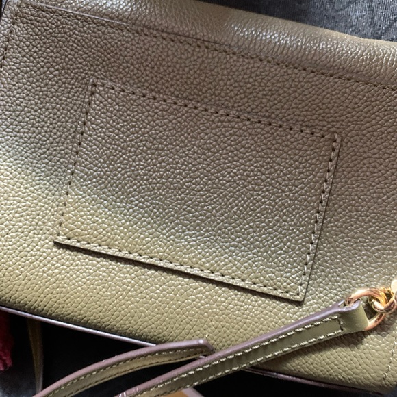 Micheal Kors crossbody bag - gold hardware - Picture 5 of 10